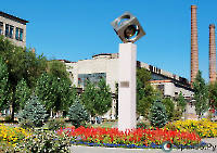 Памятник на территории ЮУМЗ