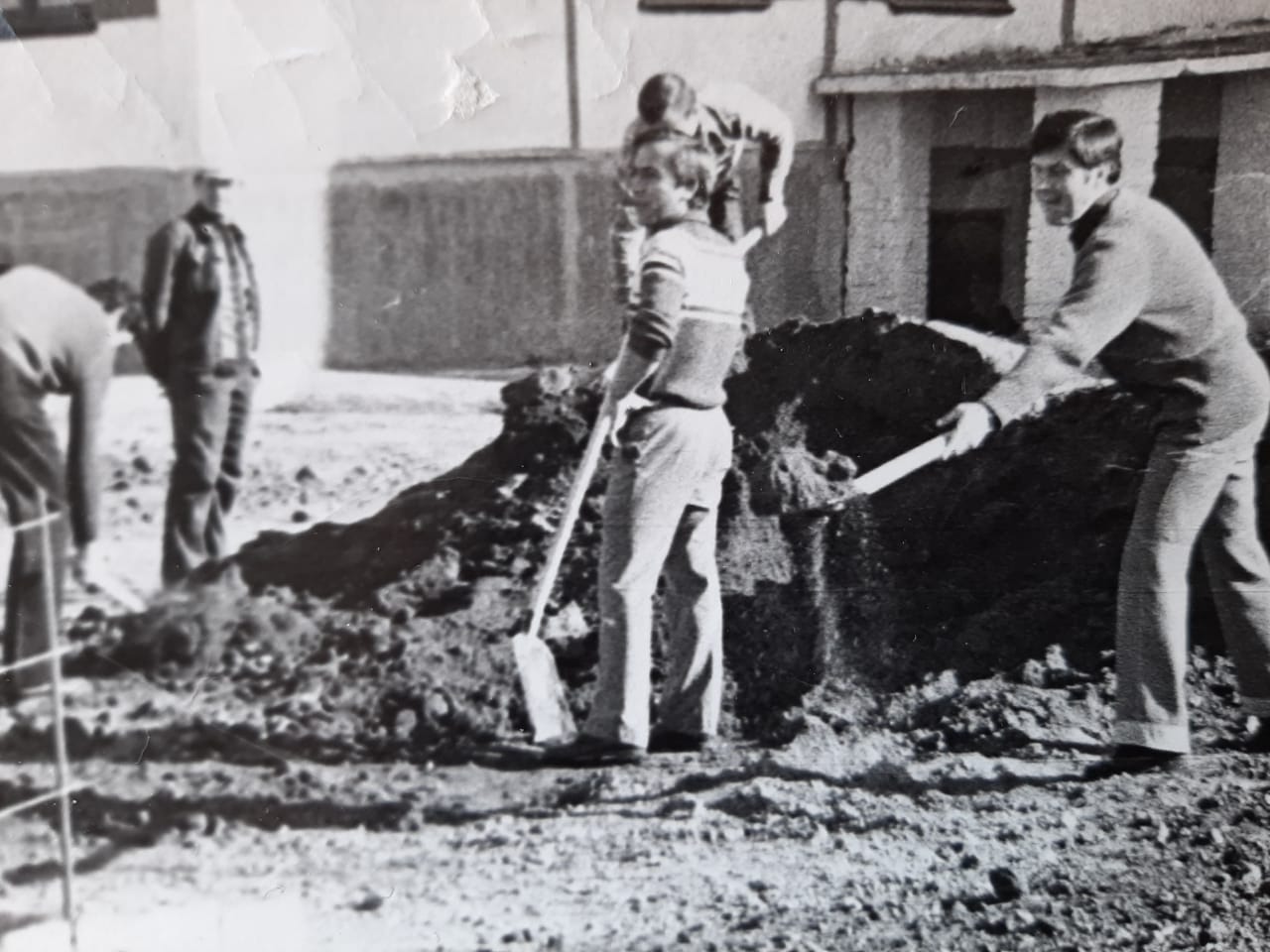 Обелиск, посвященный 60-летию ВЛКСМ. Февраль 2006 года