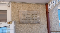 Мемориальная доска на здании школы № 1 п. Новоорск. Июнь 2019 года