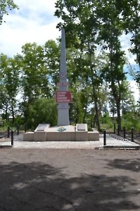 Памятник-обелиск (стела) павшим на полях сражений в годы Великой Отечественной войны п. Комсомольский