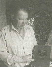 Владимир Шестаков держит в руках восьмой том редкого издания «Истории человечества», одним из авторов которого является его двоюродный брат, доктор наук, профессор