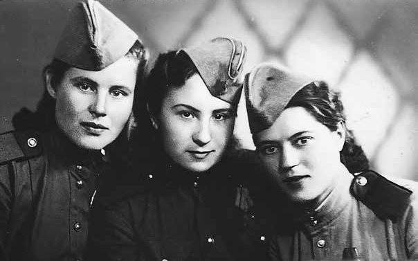 Н. Сибирская (справа) с фронтовыми подругами