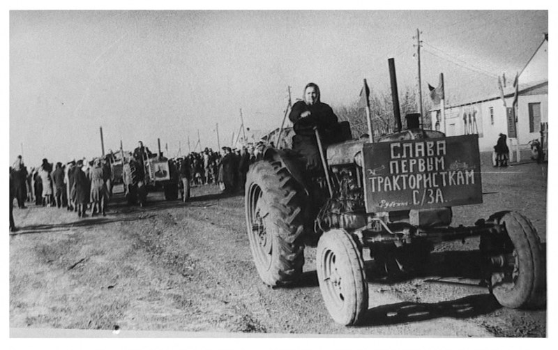 Парад на 7 ноября, первые трактористки совхоза