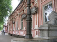 Дом со львами у входа. Улица Ленинская, 31. 2008 год.