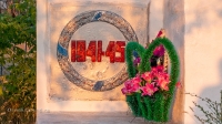 Памятник «Женщина с ребенком» посвящен женщинам и детям тыла, в честь 40-летия Победы в Великой Отечественной войне в 1941–1945 гг. с. Белошапка