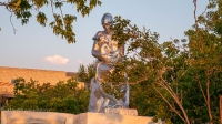Памятник «Женщина с ребенком» посвящен женщинам и детям тыла, в честь 40-летия Победы в Великой Отечественной войне в 1941–1945 гг. с. Белошапка
