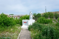 Памятник «Женщина с ребенком» посвящен женщинам и детям тыла, в честь 40-летия Победы в Великой Отечественной войне в 1941–1945 гг. с. Белошапка. Июнь 2023 года