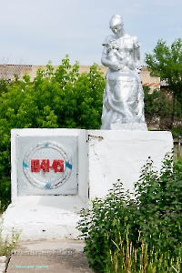 Памятник «Женщина с ребенком» посвящен женщинам и детям тыла, в честь 40-летия Победы в Великой Отечественной войне в 1941–1945 гг. с. Белошапка. Июнь 2023 года