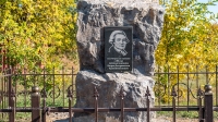Памятник основателю села Петровского