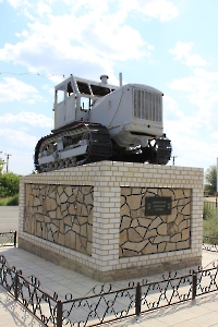 Памятник покорителям целины в посёлке Адамовка