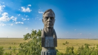 Памятник космонавту, дважды Герою Советского Союза В.М. Комарову, на месте гибели в 1967 г. Июль 2022 года