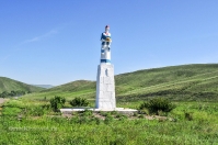 Памятник женщине с хлебом-солью на въезде в Кувандык. Май 2013 года