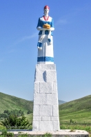 Памятник женщине с хлебом-солью на въезде в Кувандык. Май 2013 года