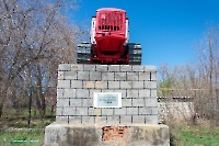 Памятник первоцелинникам в посёлке Домбаровский. Апрель 2023 года