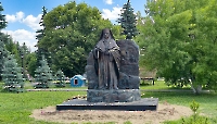 Памятник сестрам Покровского женского монастыря и его последней настоятельнице – игумении Серафиме (Почеревиной). Июнь 2026 года
