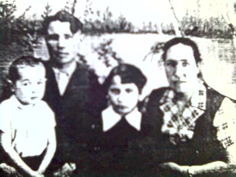 Сестра Салима со своей семьей