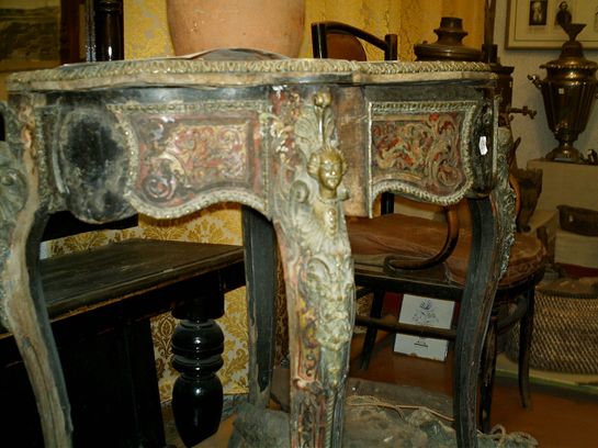 Столик инкрустированный металлом и бронзовыми фигурками.