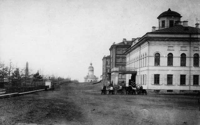 На заднем плане - Введенский храм г. Оренбурга на Набережной Урала