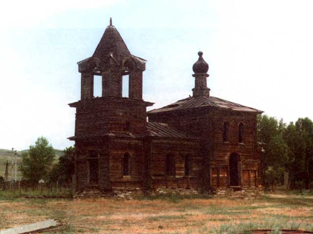 Покровская церковь в пос. Подгорный Кувандыкского района. Фото 1990 года