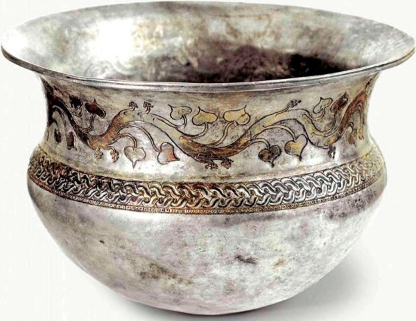 Рис. 8. Могильник Прохоровка 1, курган Б. погребение 3. Серебряная чаша с позолотой, диаметр по краю 15,5 см. 