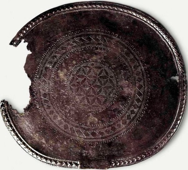 Рис. 9. Могильник Покровка 2, курган 3, погребение 2. Бронзовое зеркало, размеры 23,3 х 21,1 см.