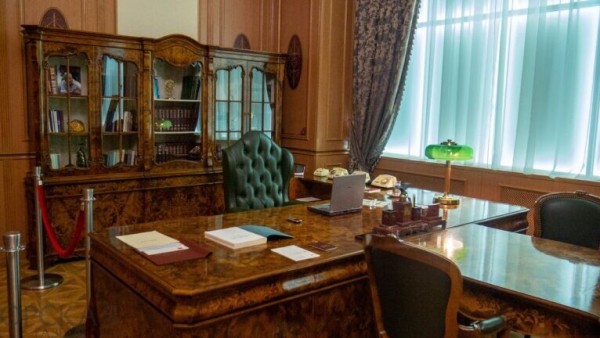 Кабинет Председателя Правительства РФ максимально точно воспроизведен в отдельном зале