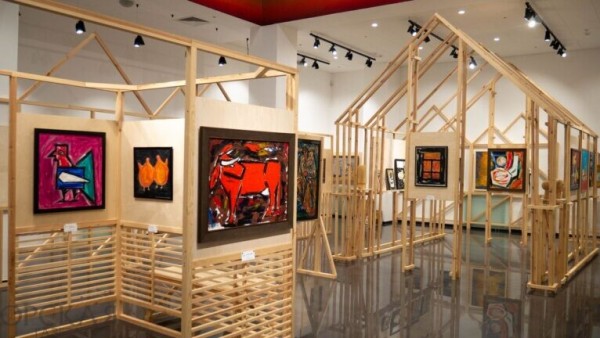 Выставка картин братьев Буровых интересна не только работами самих художников, но и оригинальной инсталляцией