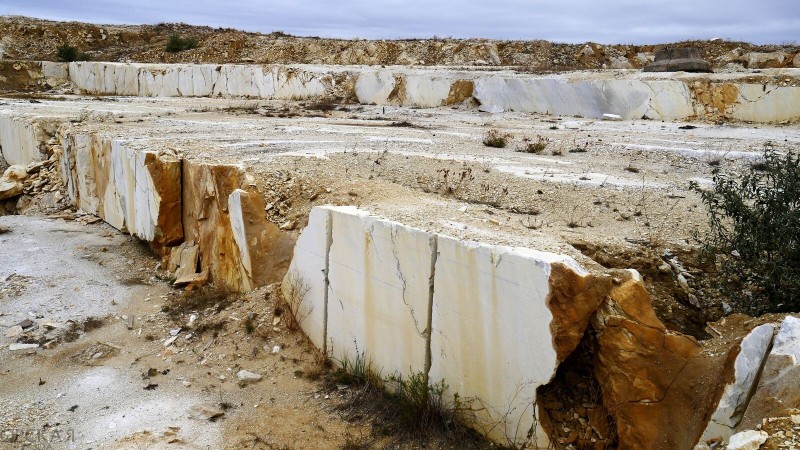 На Айдырлинском месторождении мрамора можно увидеть следы добычи камня блоками