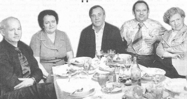 На снимке слева направо: редактор многотиражной газеты «За мясную индустрию» Н. Ливанов, его жена Антонина Дмитриевна, В. Астафьев, редактор газеты «Орский рабочий» М. Секрет, М. Корякина.