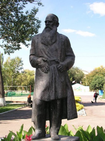Памятник Льву Толстому в парке 