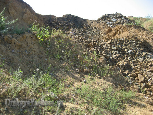 Рис. 4 Следы свежих разработок яшмы в борту карьера.