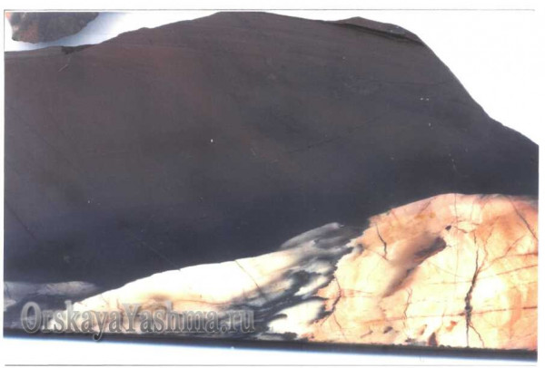 Рис. 43 Пейзажная яшма «Лунная ночь в городе»; 1:1