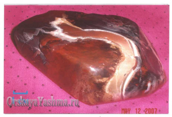 Рис. 15 Яшма флюидальной текстуры.