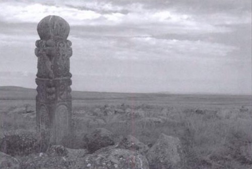 Этнические границы обитания казахов в XVIII — начале XX в. маркировали кладбища с каменными антропоморфными стелами — кулпытасами
