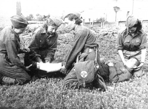 Тренировка санинструкторов 1-го Чехословацкого отдельного батальона