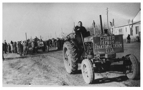 Парад на 7 ноября, первые трактористки совхоза