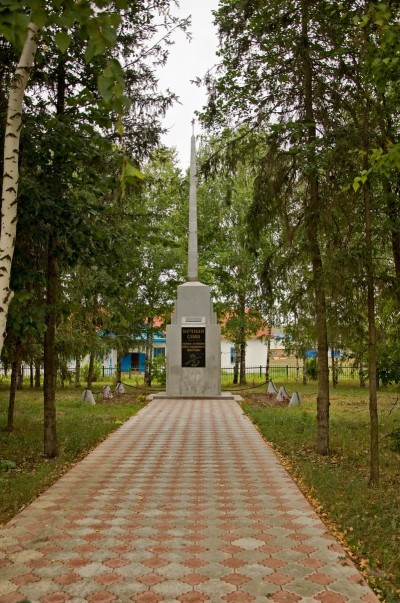 Памятник погибшим в годы Великой Отечественной войны с. Аксаково. Август 2014 г.