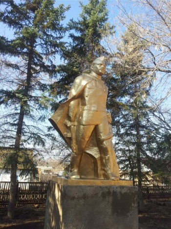Памятник «Воин – освободитель» п. Среднеуранский