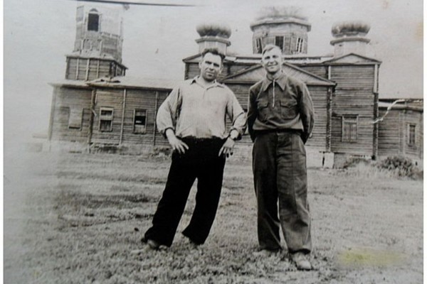 Местные парни на фоне церкви села Преображенка. 1959 год.